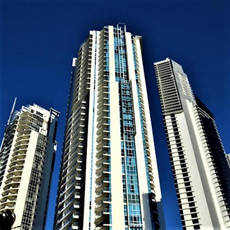 Deluxe Chevron Renaissance Apartment โกลด์โคสต์ ภายนอก รูปภาพ