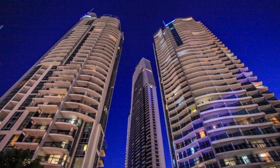 Deluxe Chevron Renaissance Apartment โกลด์โคสต์ ภายนอก รูปภาพ