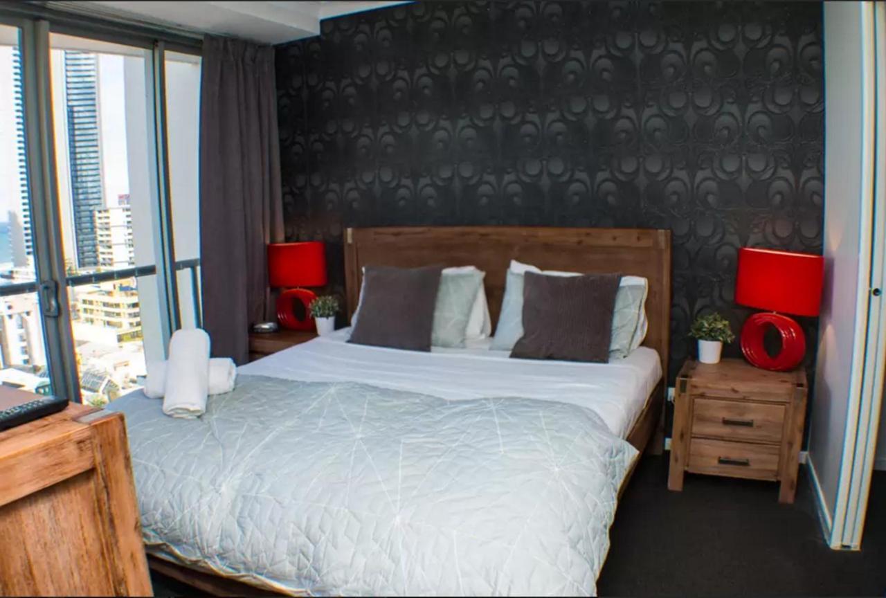 Deluxe Chevron Renaissance Apartment โกลด์โคสต์ ภายนอก รูปภาพ